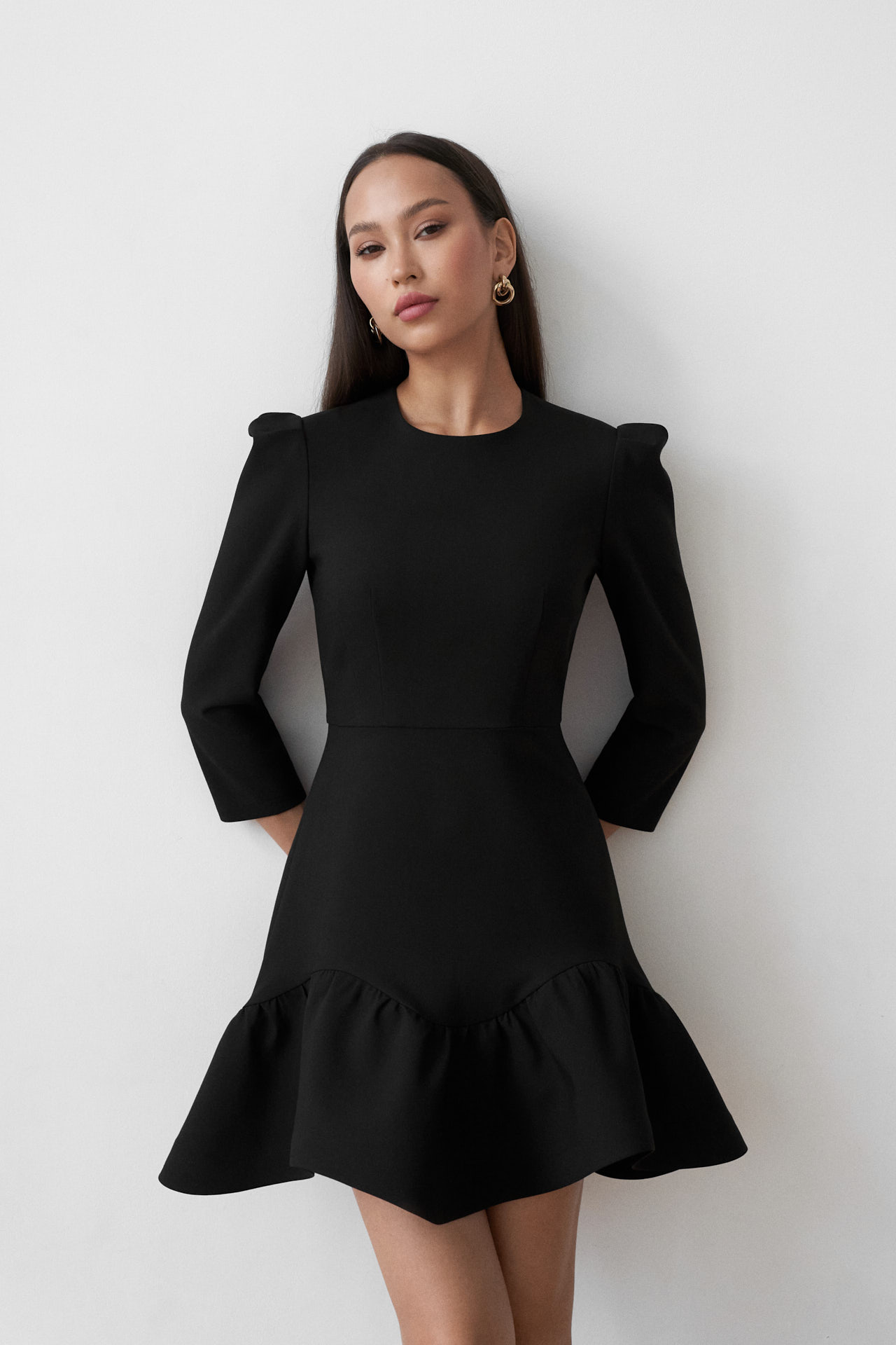 Платье мини с фигурным воланом в черном цвете