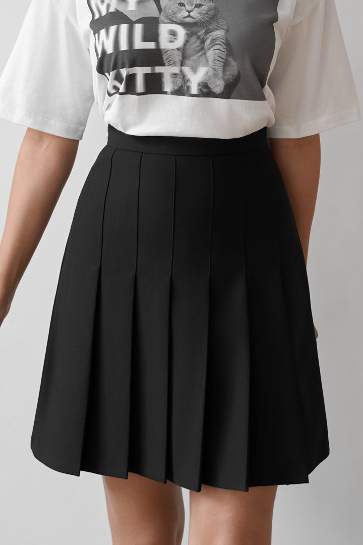 Плиссированная юбка мини в черном цвете