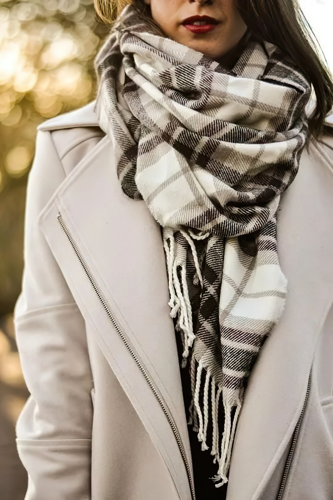 Как красиво завязать шарф на шее: добавь своему образу уникальности