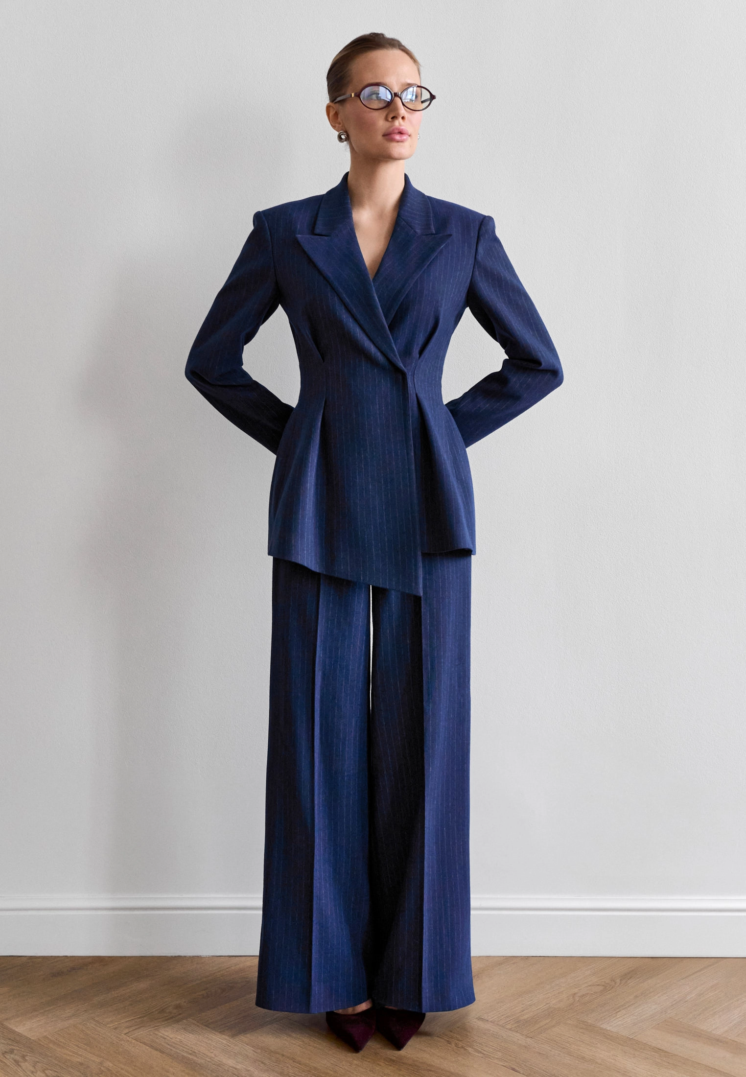 Жакет с перекосом: как асимметрия создаёт движение в самом строгом силуэте