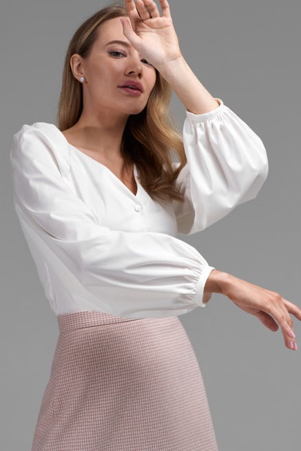 Укороченная блуза с объемными рукавами в молочном оттенке