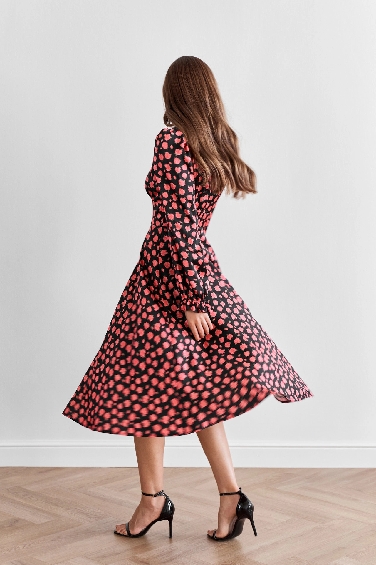 Яркие цвета в одежде для работы в офисе: можно ли и как это сделать правильно