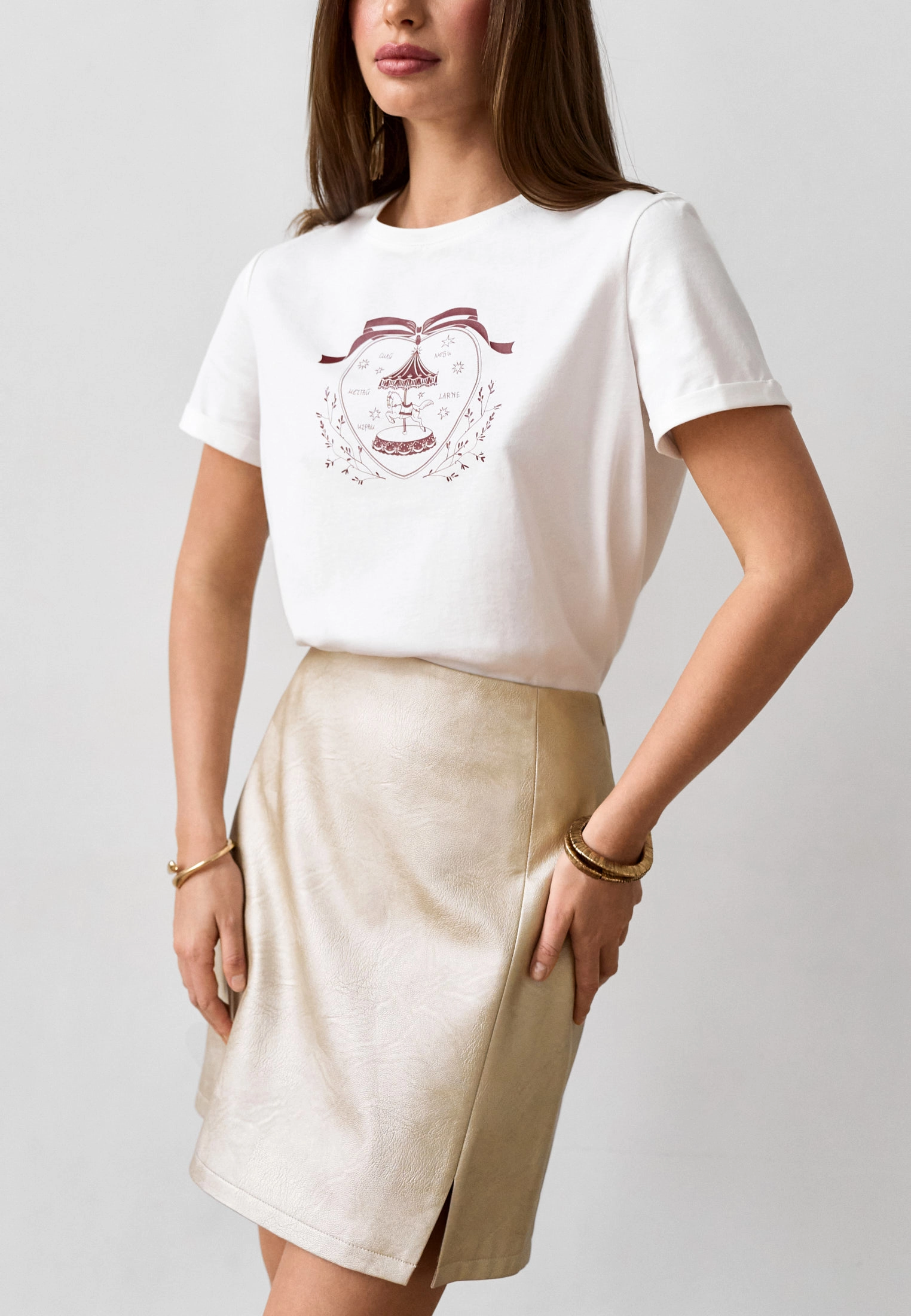 Лошадка на футболке: ирония, ностальгия и свобода в самый торжественный вечер