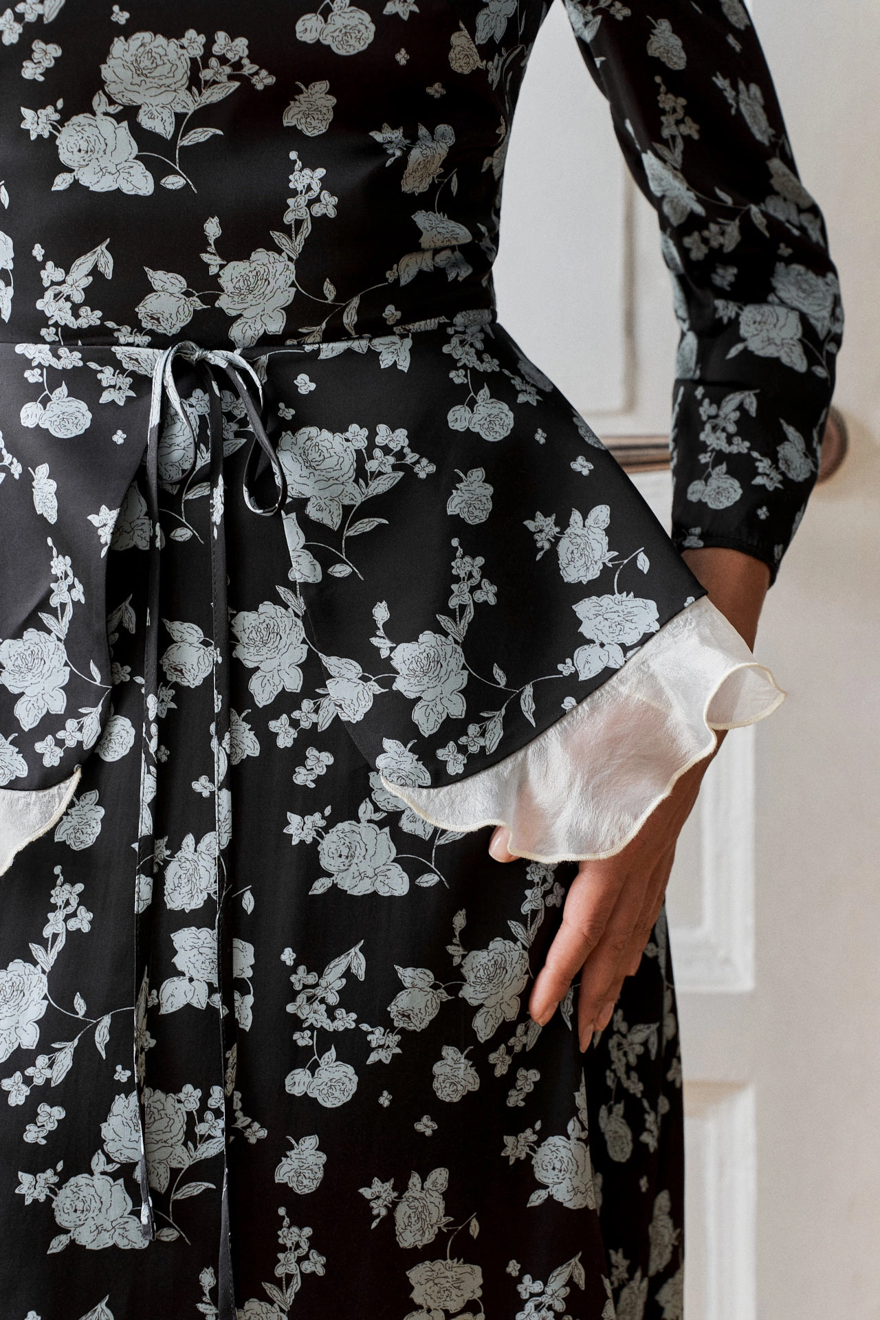 Игра объёма: почему платье с баской — секрет идеального баланса