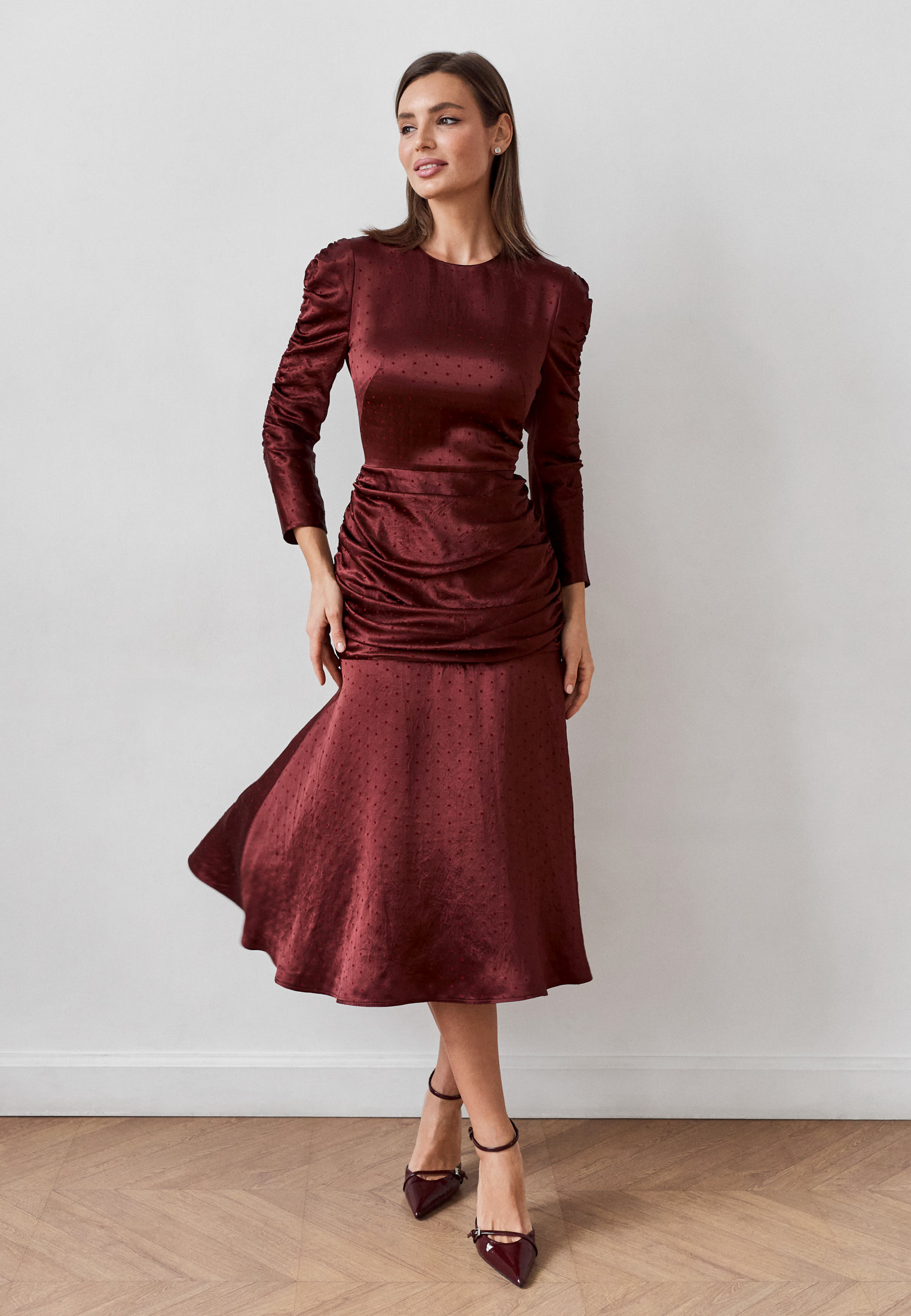 Платье со сборкой на бедрах