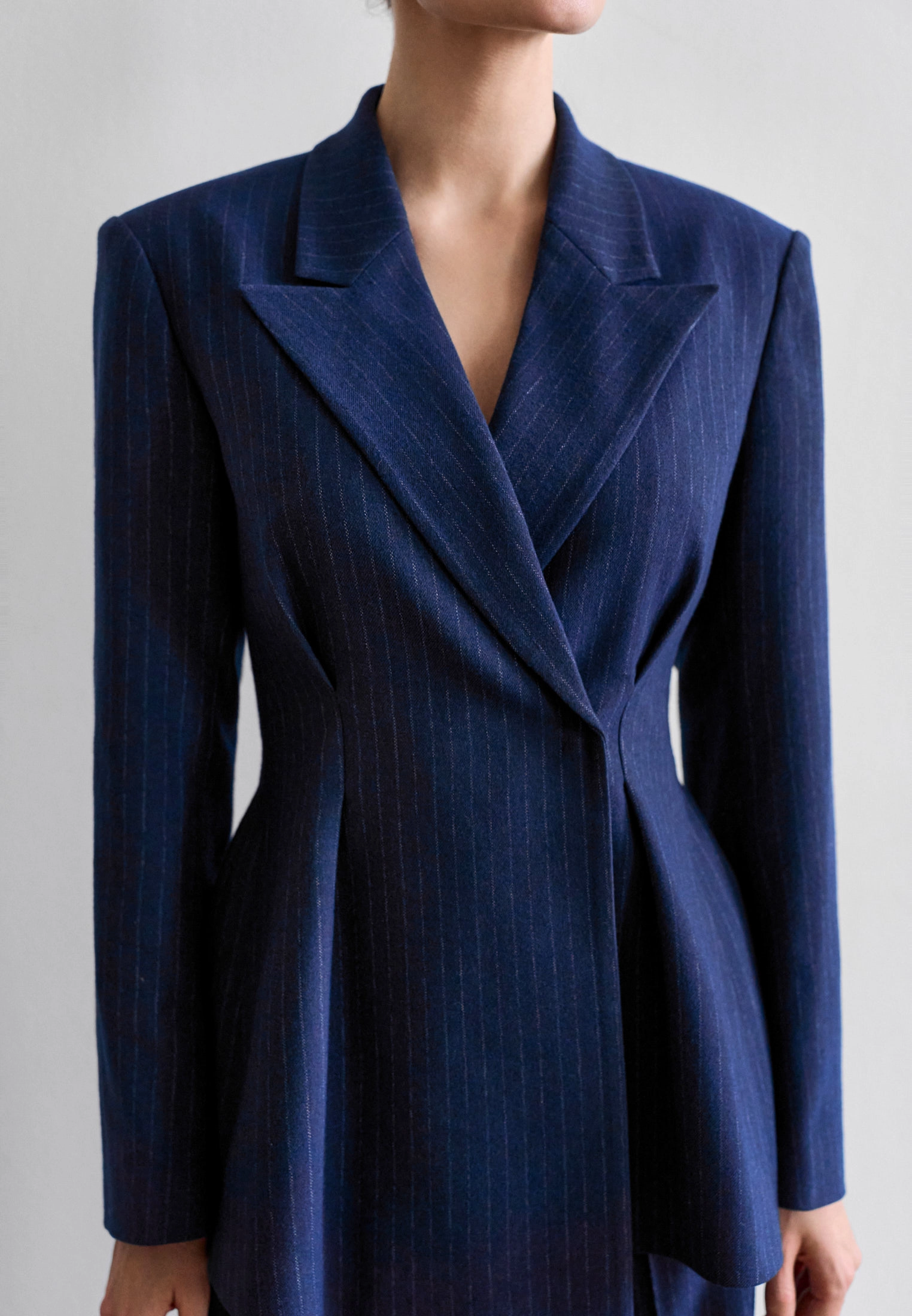 Жакет с перекосом: как асимметрия создаёт движение в самом строгом силуэте