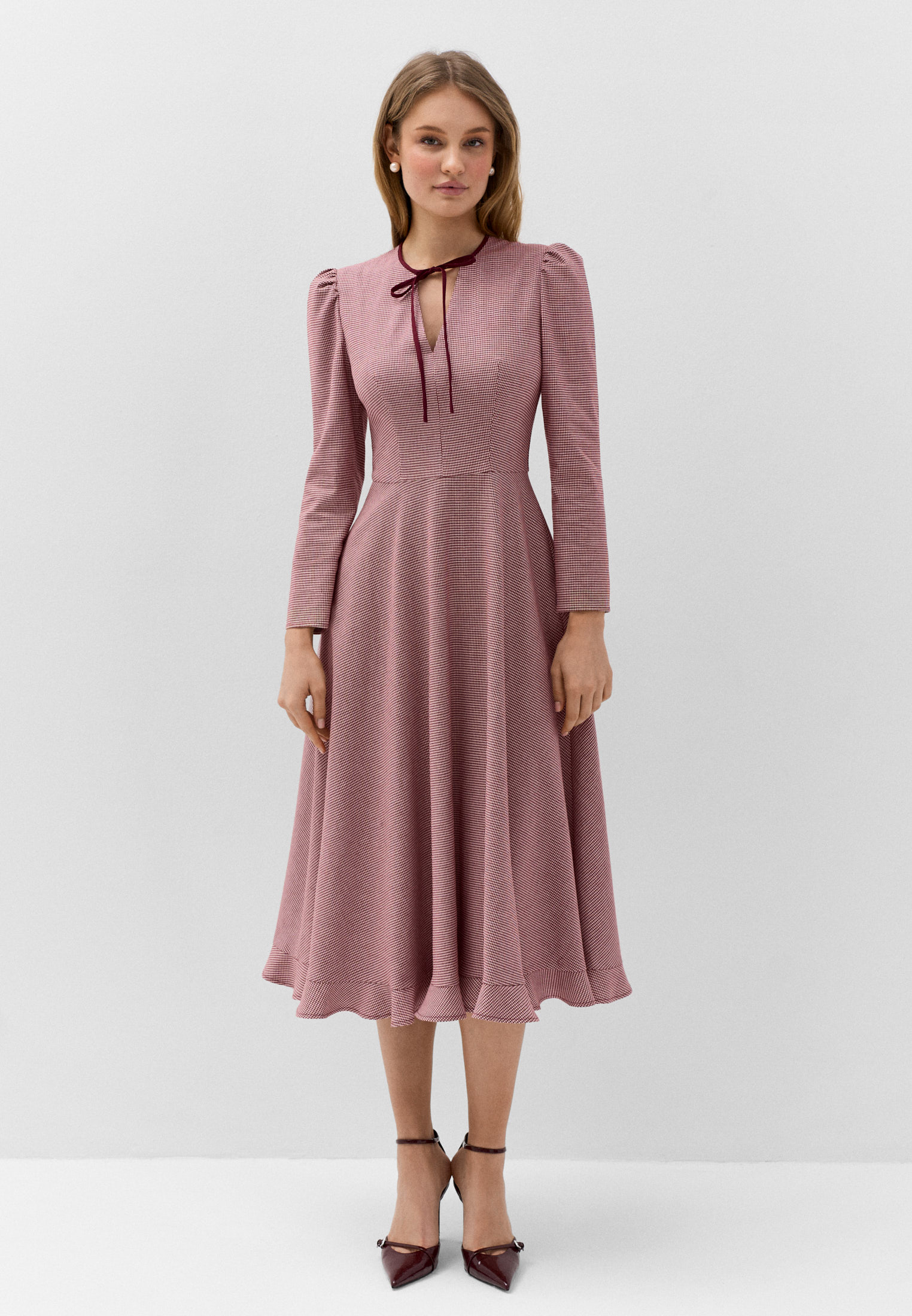 Платье с бантиком и струящейся юбкой