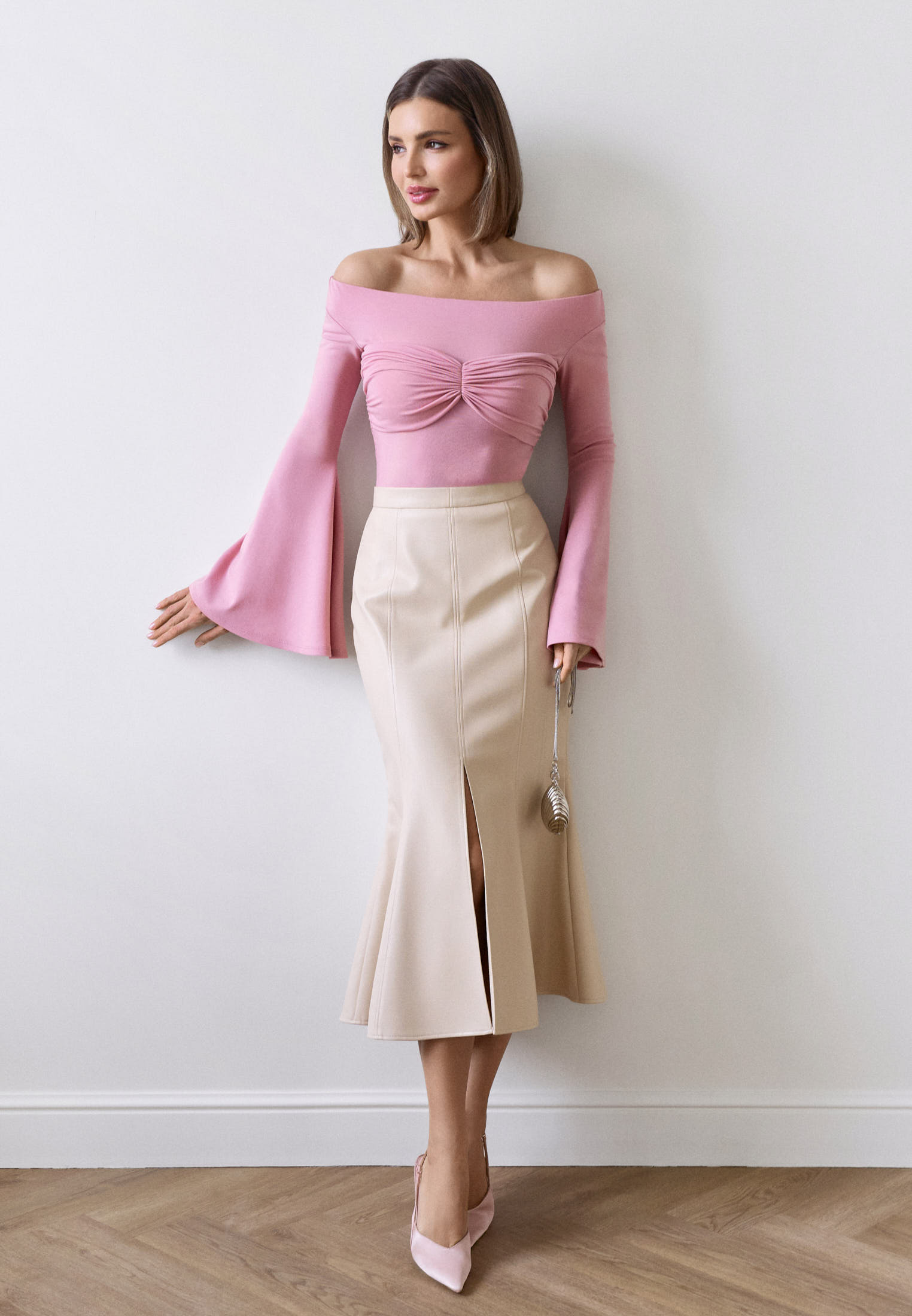 Лонгслив с открыми плечами и клешеными рукавами