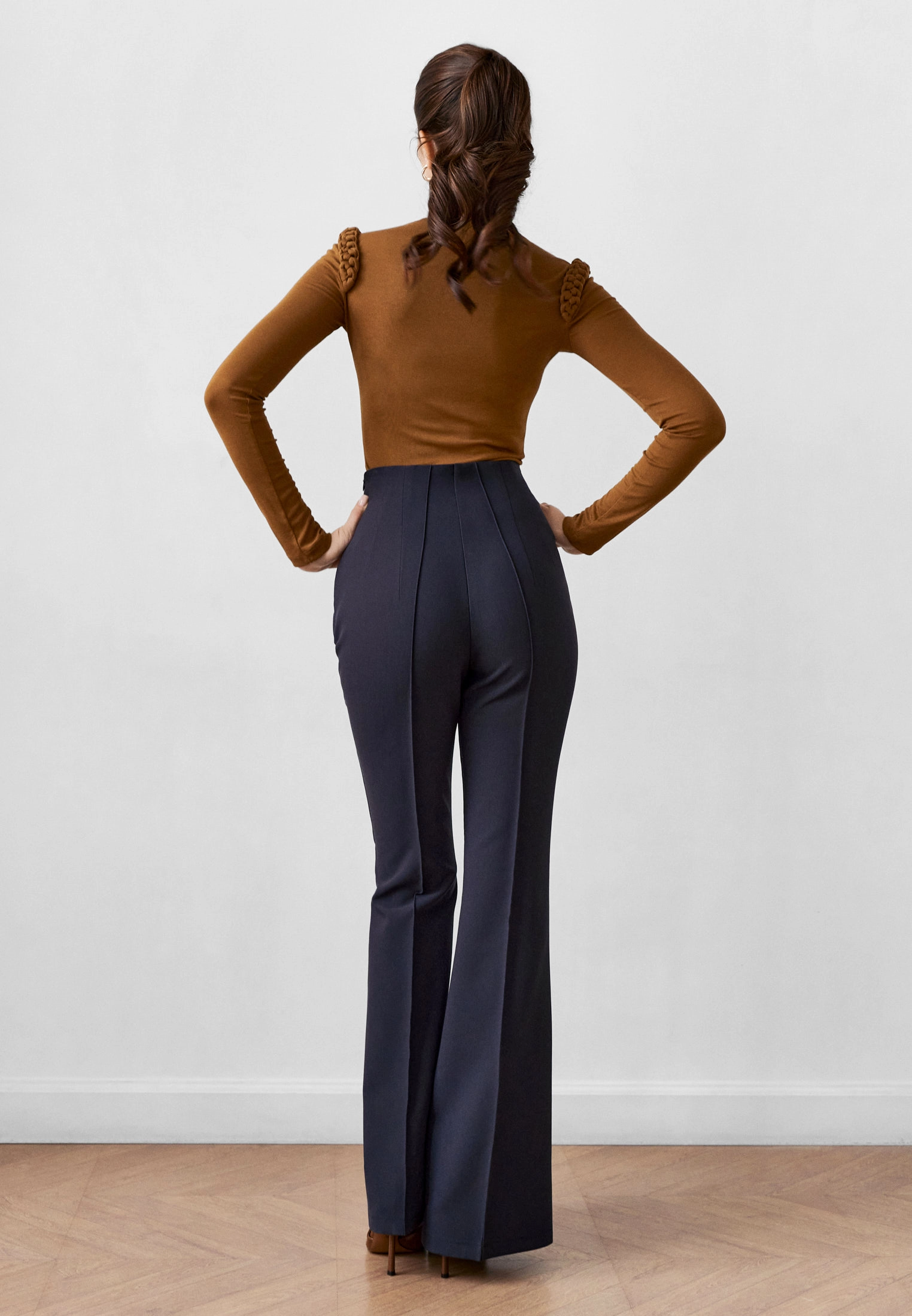 Клёш как искусство: как носить расклешённые брюки с современным шиком