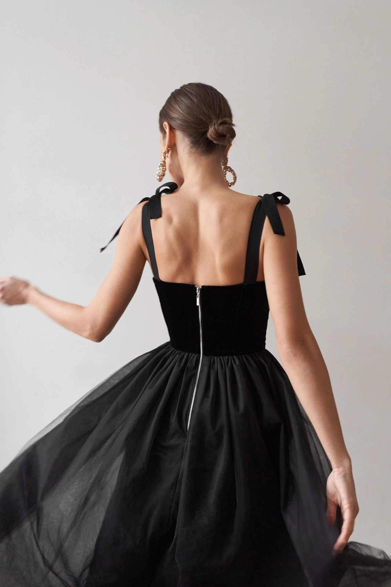 Струящееся платье: какой материал выбрать