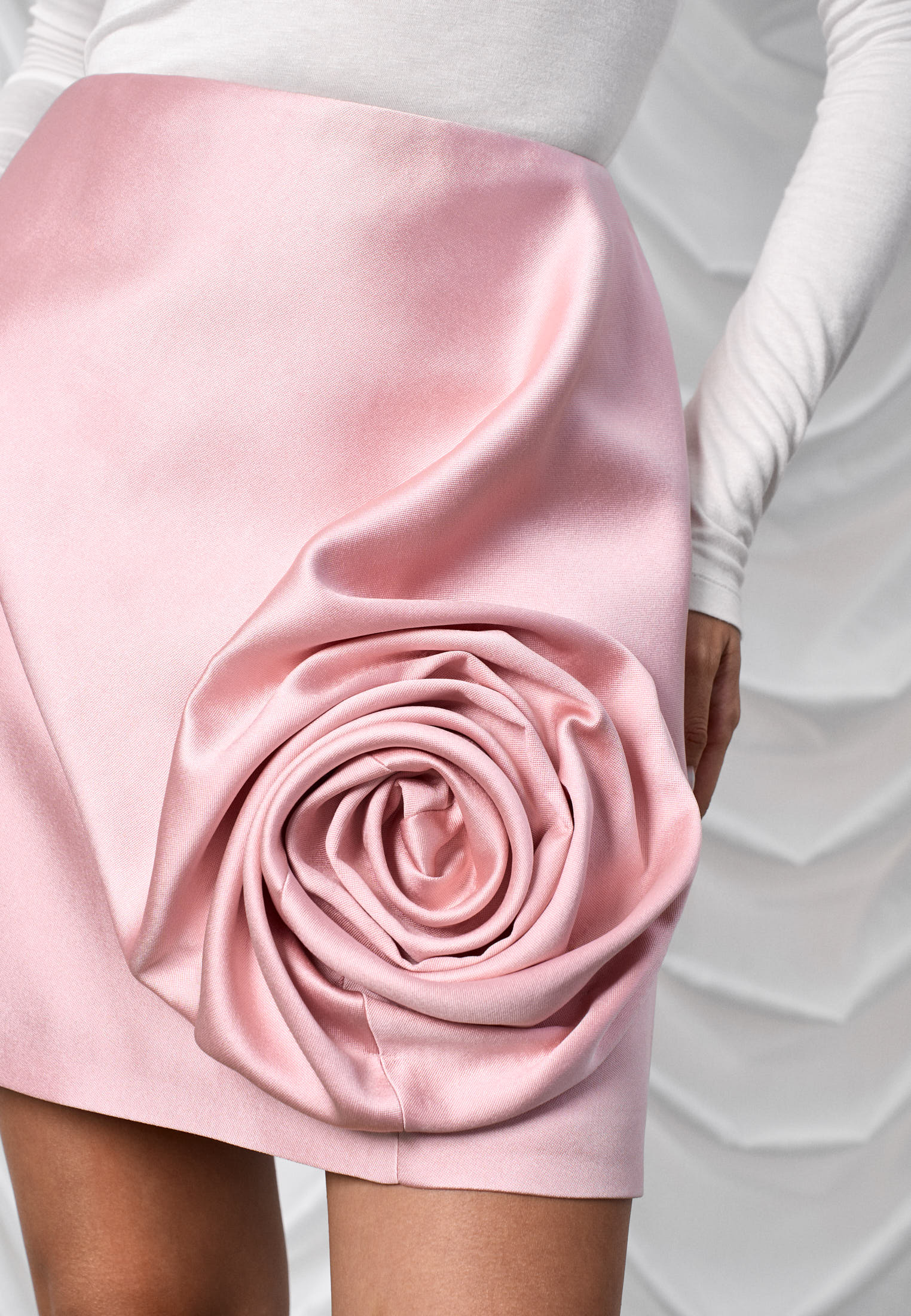 Юбка из атласа с розой