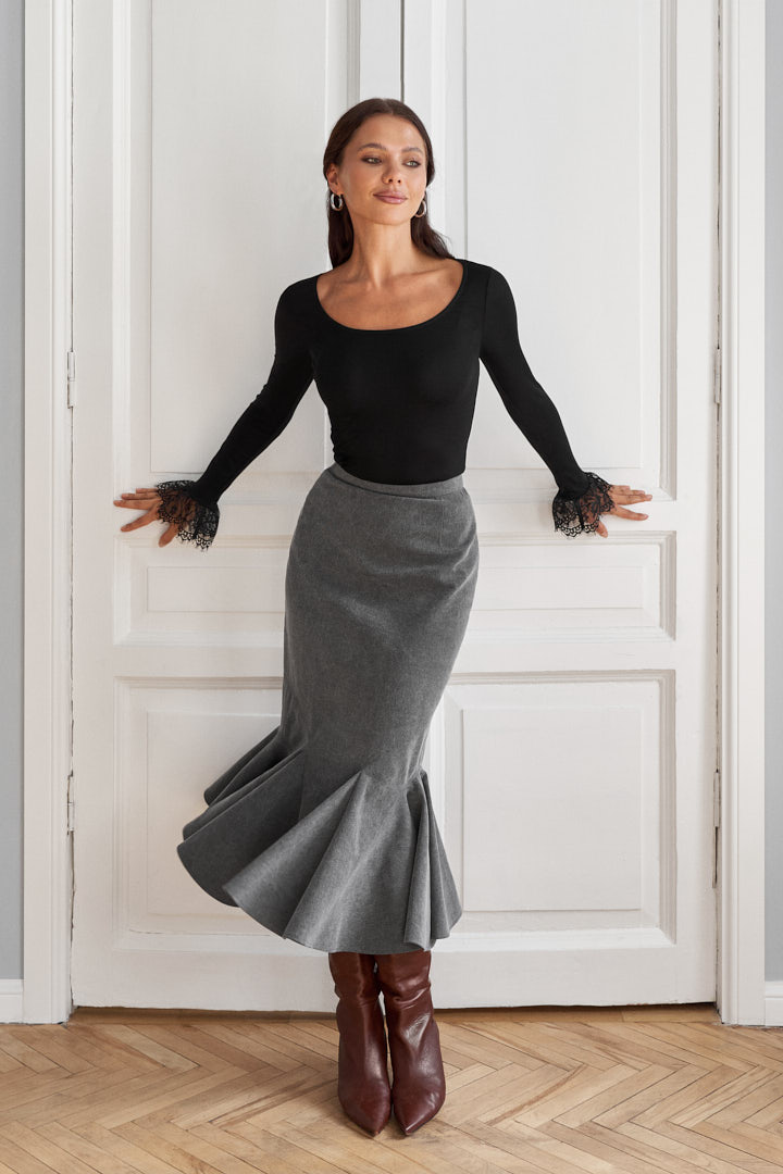 Трикотажный джемпер с кружевом по рукаву