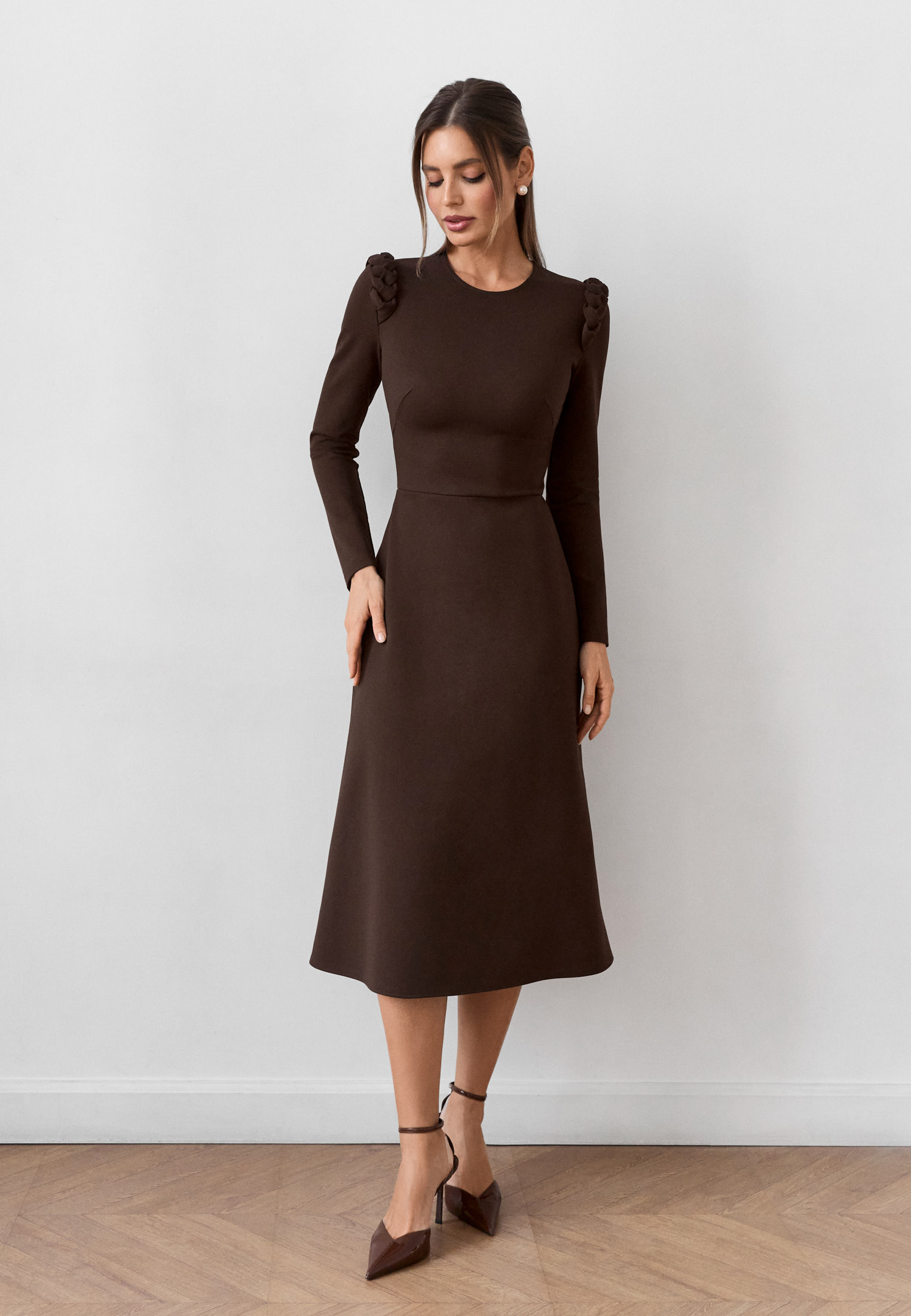 Платье из плотного трикотажа с косами