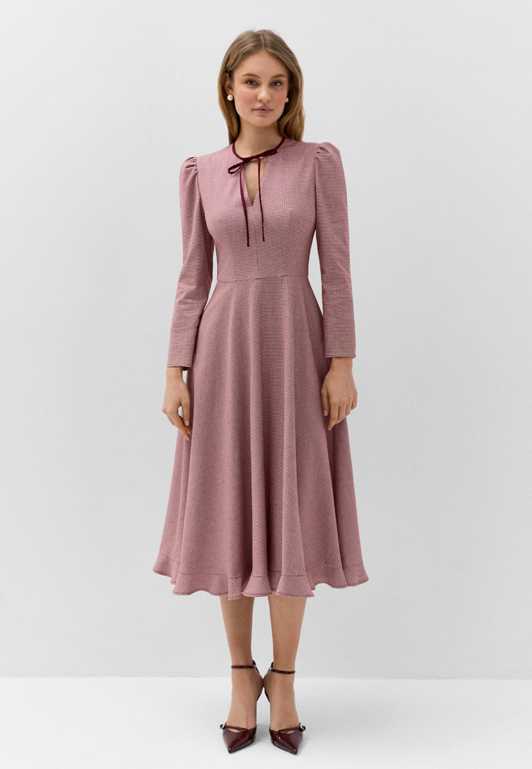 Платье с бантиком и струящейся юбкой