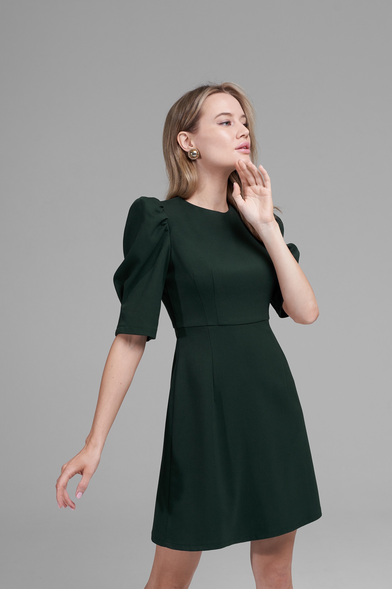 Платье мини в темно-зеленом цвете