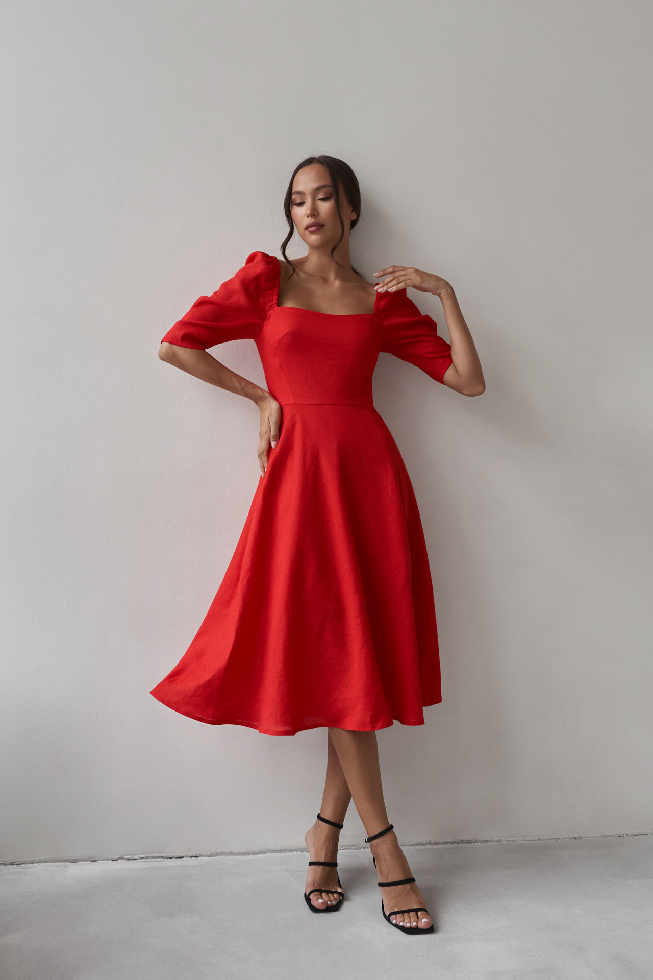Платье миди изо льна с разрезом в красном цвете