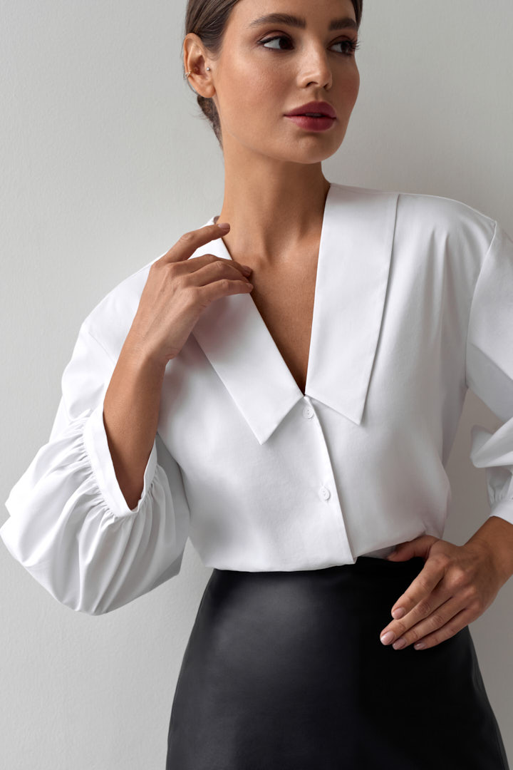 Блуза из хлопка с объёмными рукавами в белом цвете