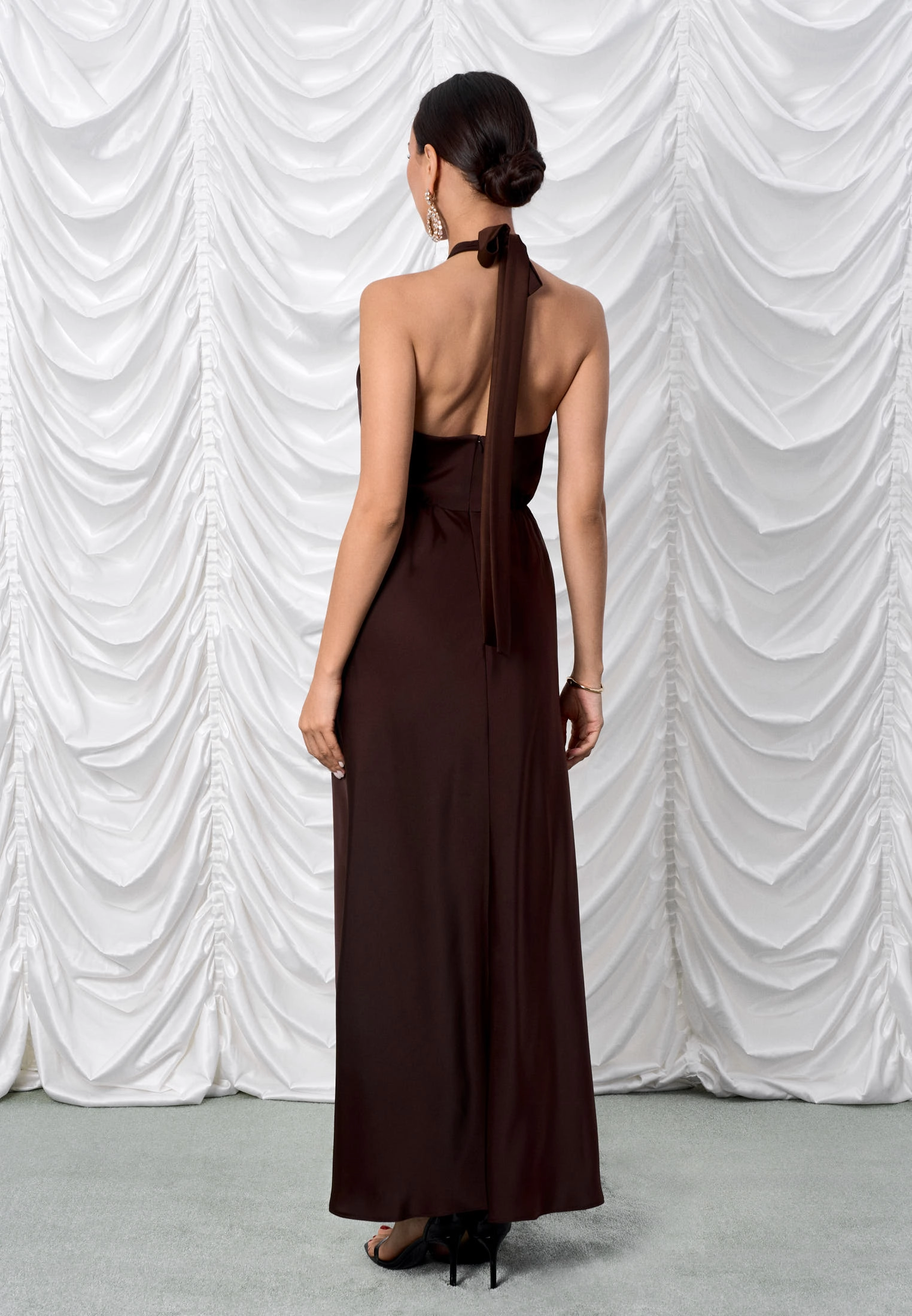 Платье с драпировкой и открытой спиной: элегантность камерного праздника