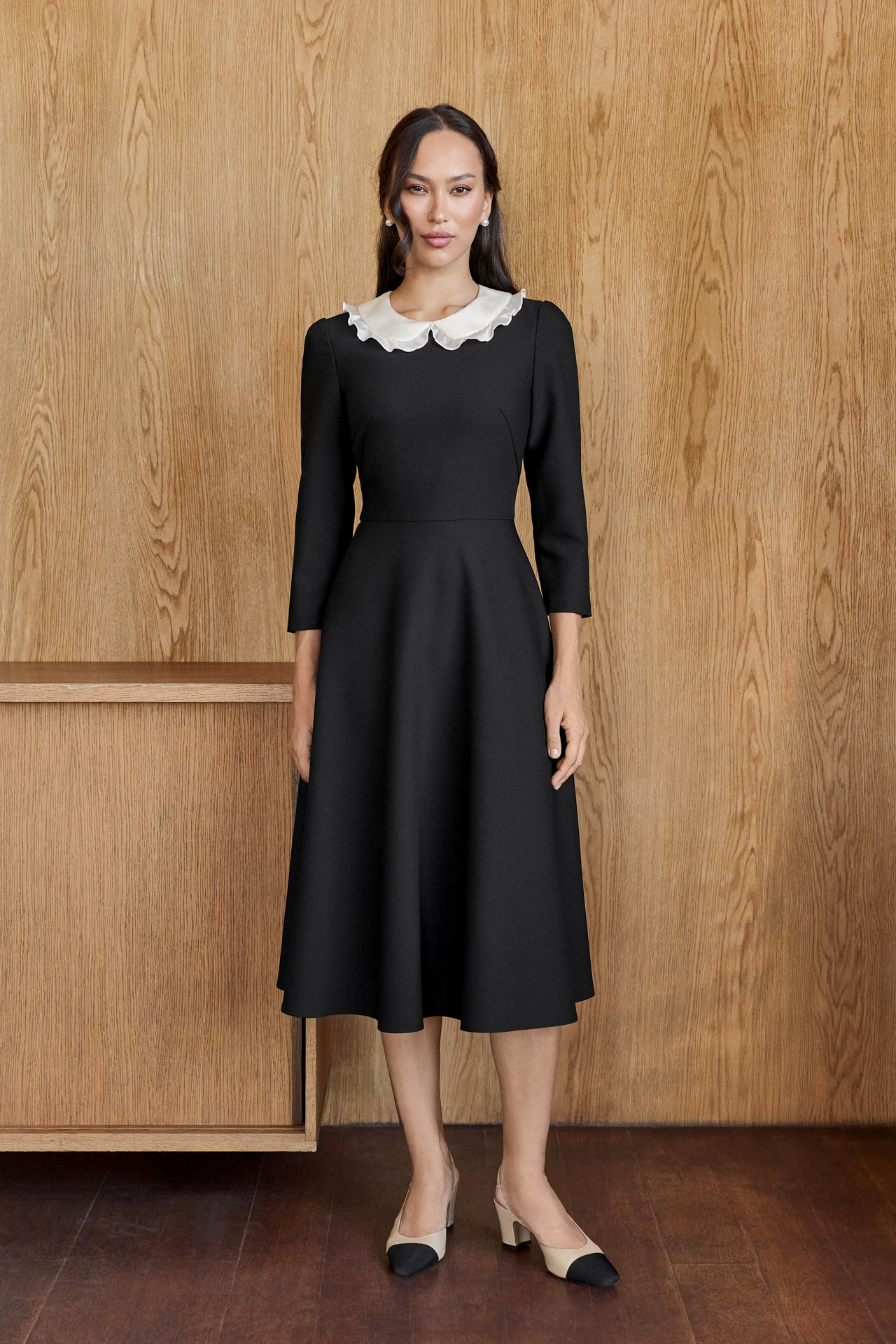 Платье с отделочным воротником