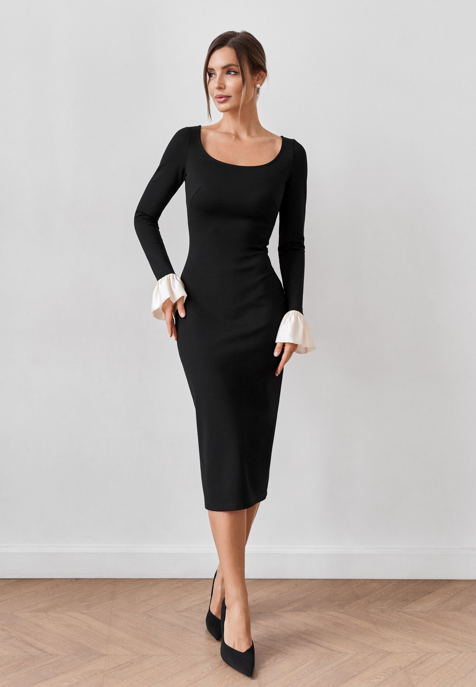 Платье из плотного трикотажа с манжетами из органзы