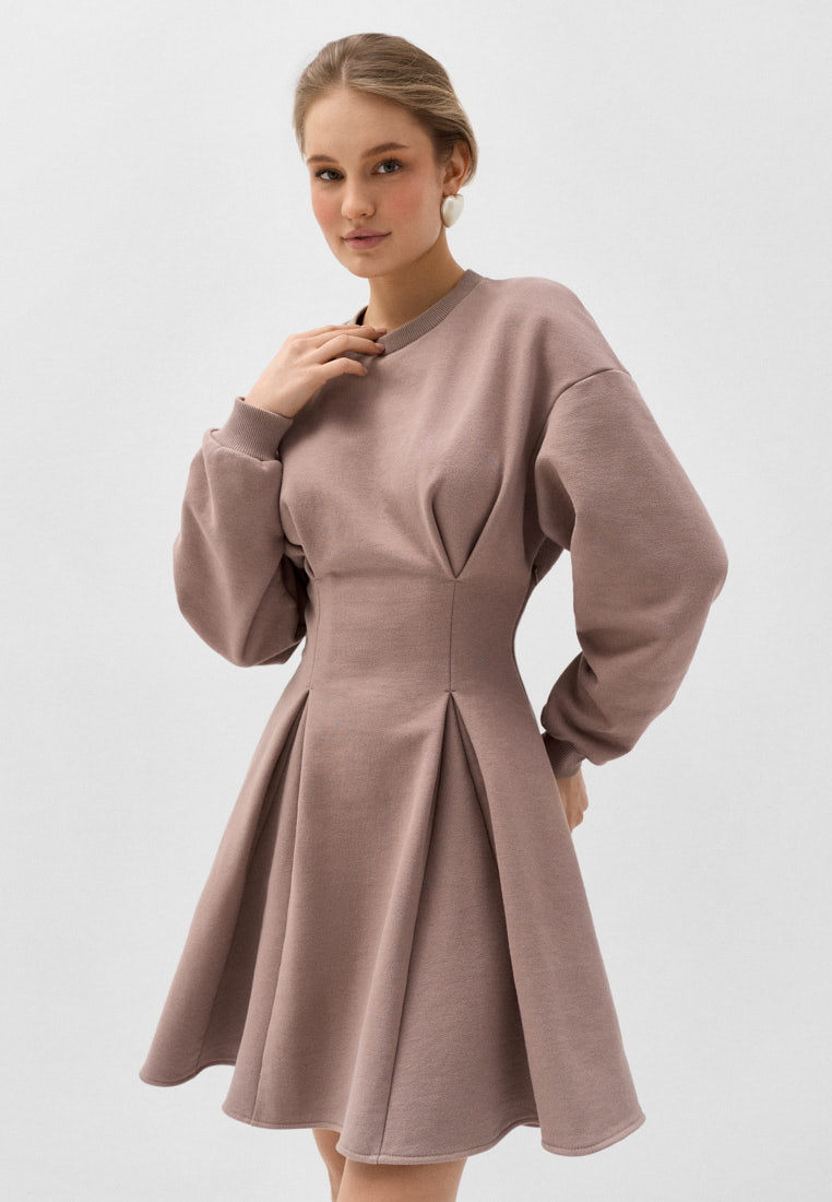 Платье из футера с защипами на талии