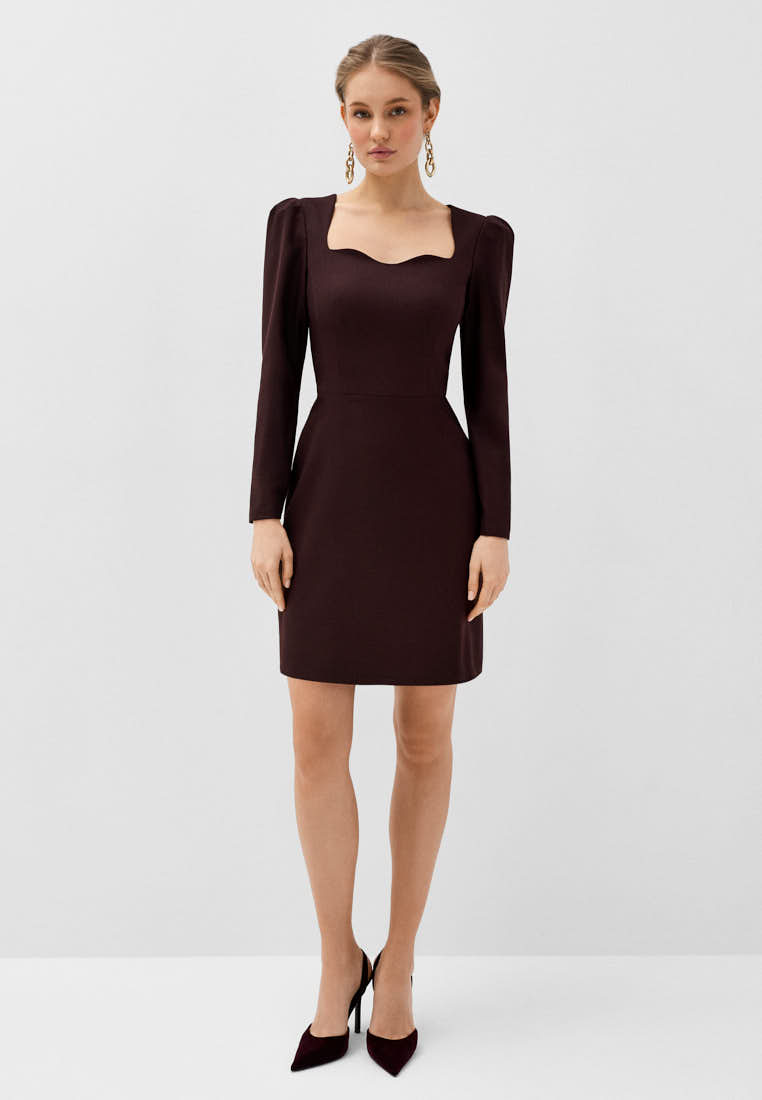 Платье мини с фигурным вырезом