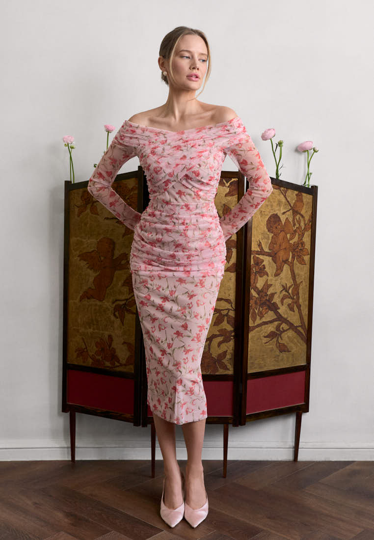 Платье с открытыми плечами и драпировками