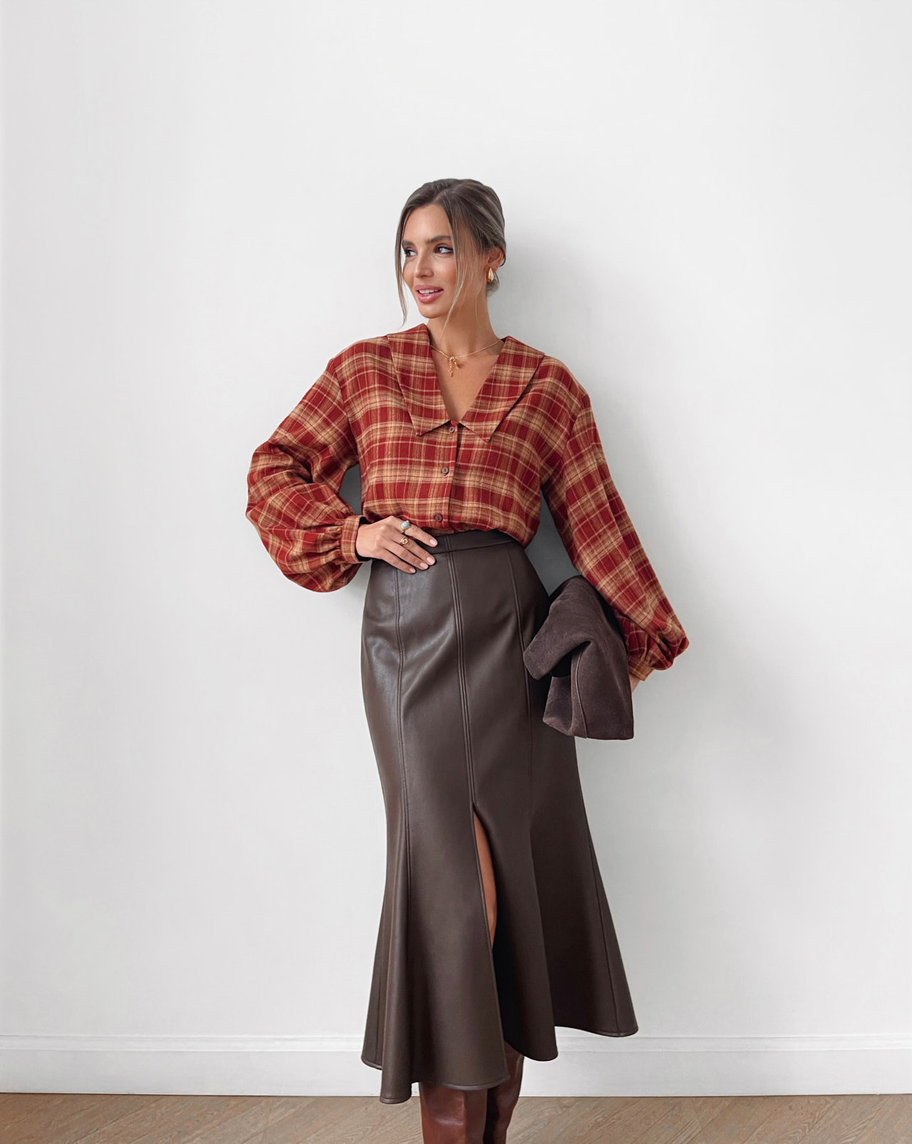 Силуэтная юбка миди из экокожи