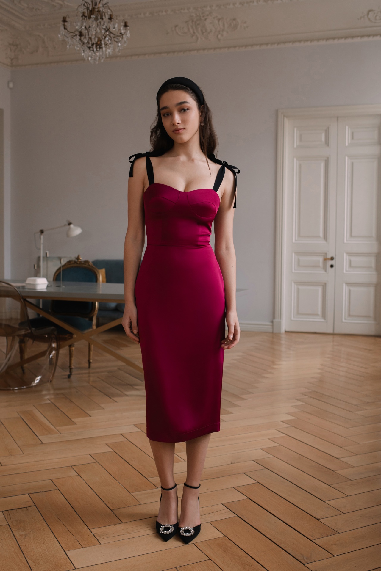 Платье-бюстье из атласа в рубиновом цвете
