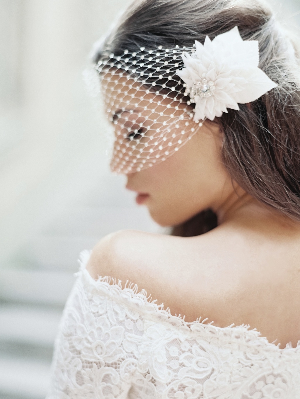 Обзор интересных свадебных аксессуаров: вуали, тиары, шляпы и не только