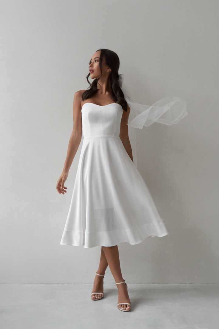 Белоснежное платье миди с корсетным лифом из атласа