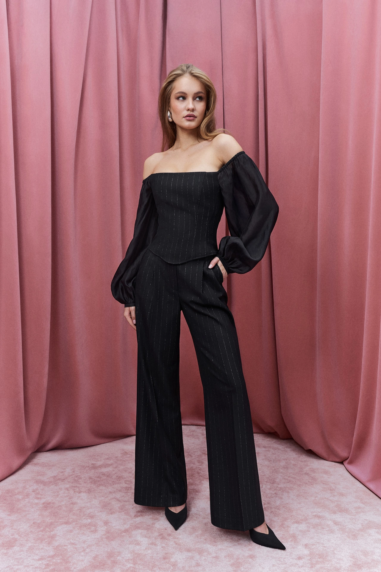 Вертикальный эффект: брюки в полоску для стройного и стильного силуэта