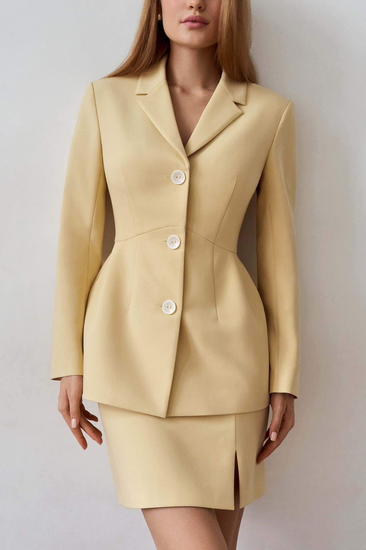 Юбка мини на бедрах