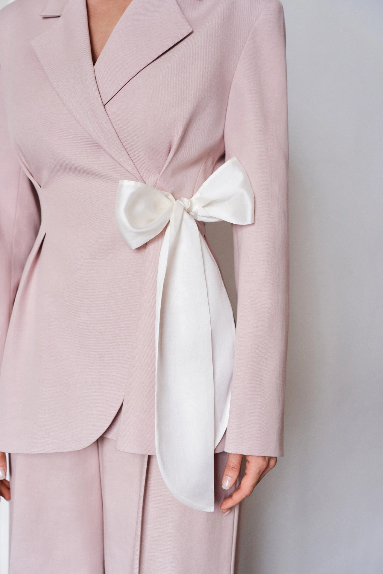 Приталенный жакет: как подчеркнуть талию и вытянуть силуэт