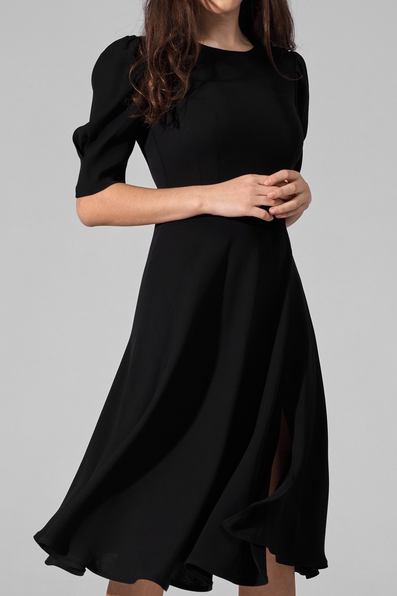Приталенное платье миди с разрезом в черном цвете