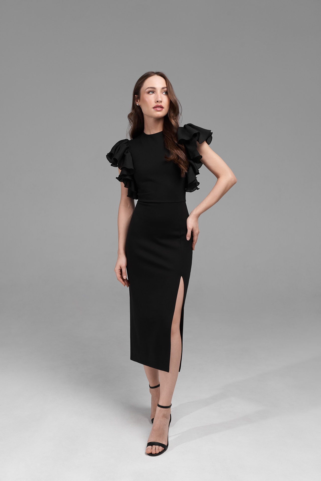 Платье трикотажное с рукавами-крыльями из органзы в черном цвете