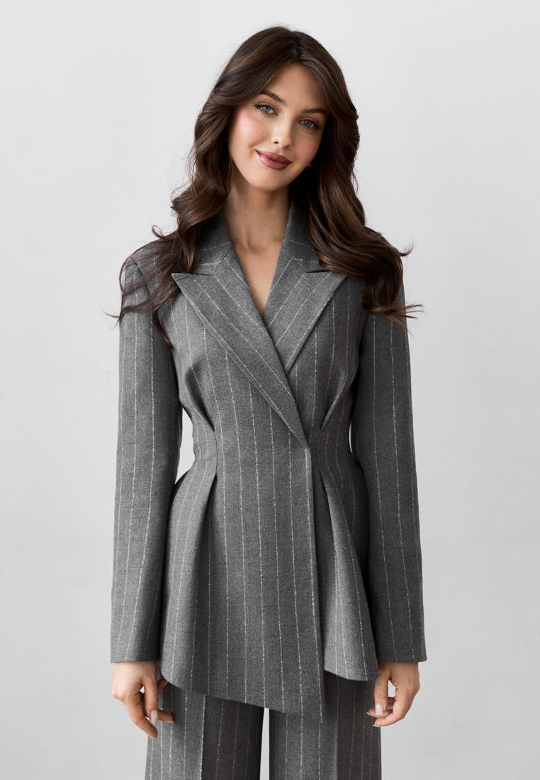 Двубортный асимметричный жакет в полоску