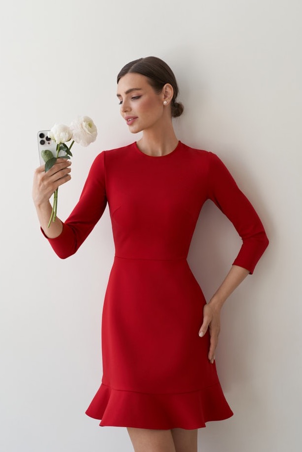 Платье мини из плотного трикотажа в красном цвете