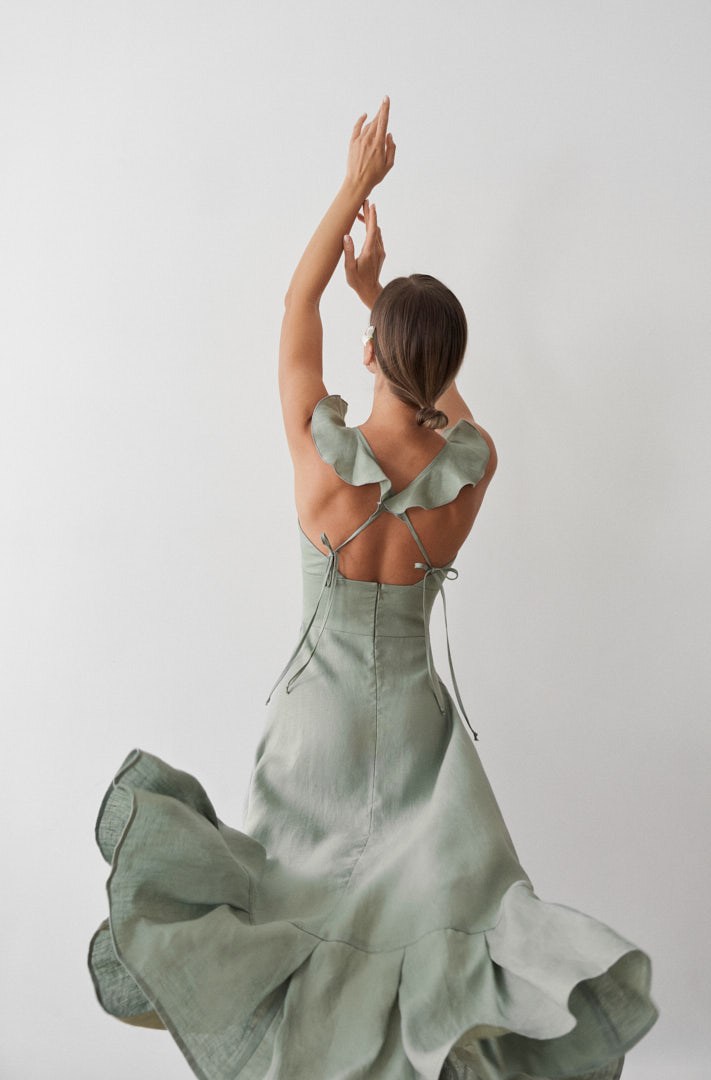 Платье изо льна с крылышками и воланом