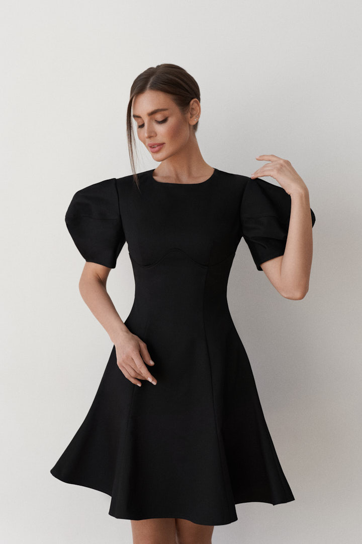 Платье мини с фигурным швом в черном цвете