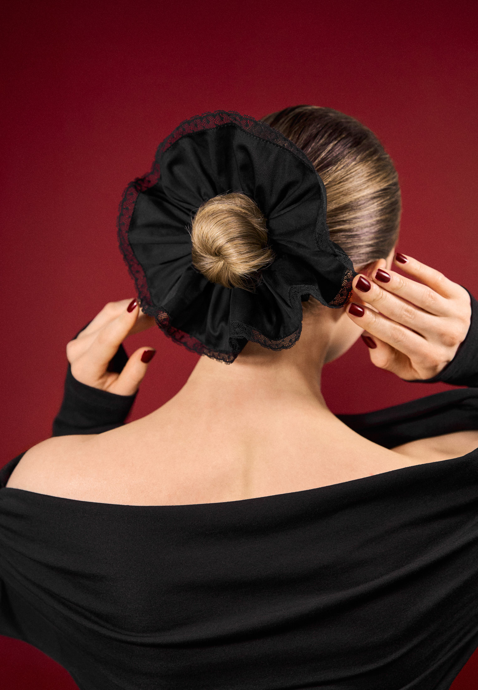 Резинка для волос с кружевом