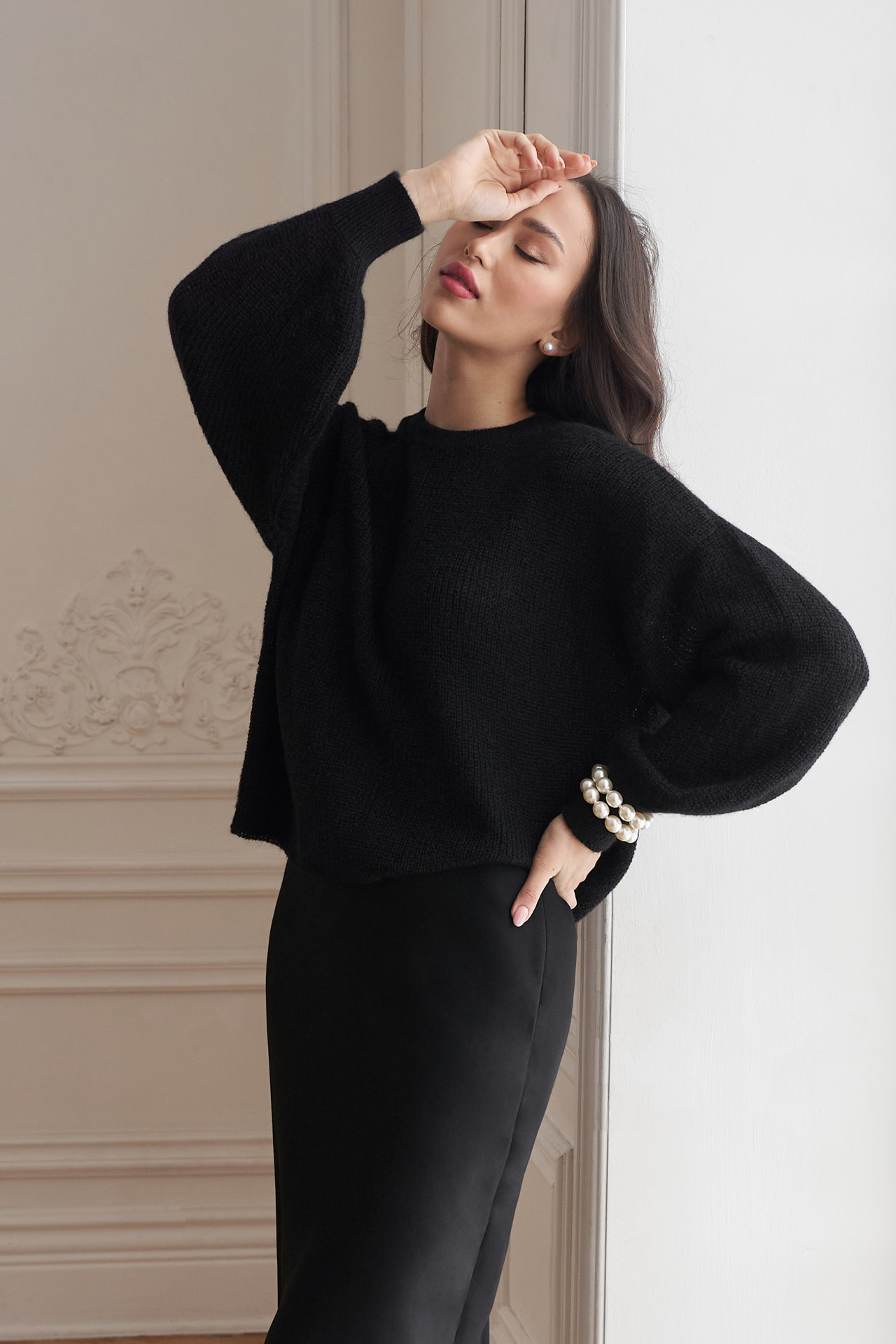 Свитер из мохера с объёмными рукавами в черном цвете