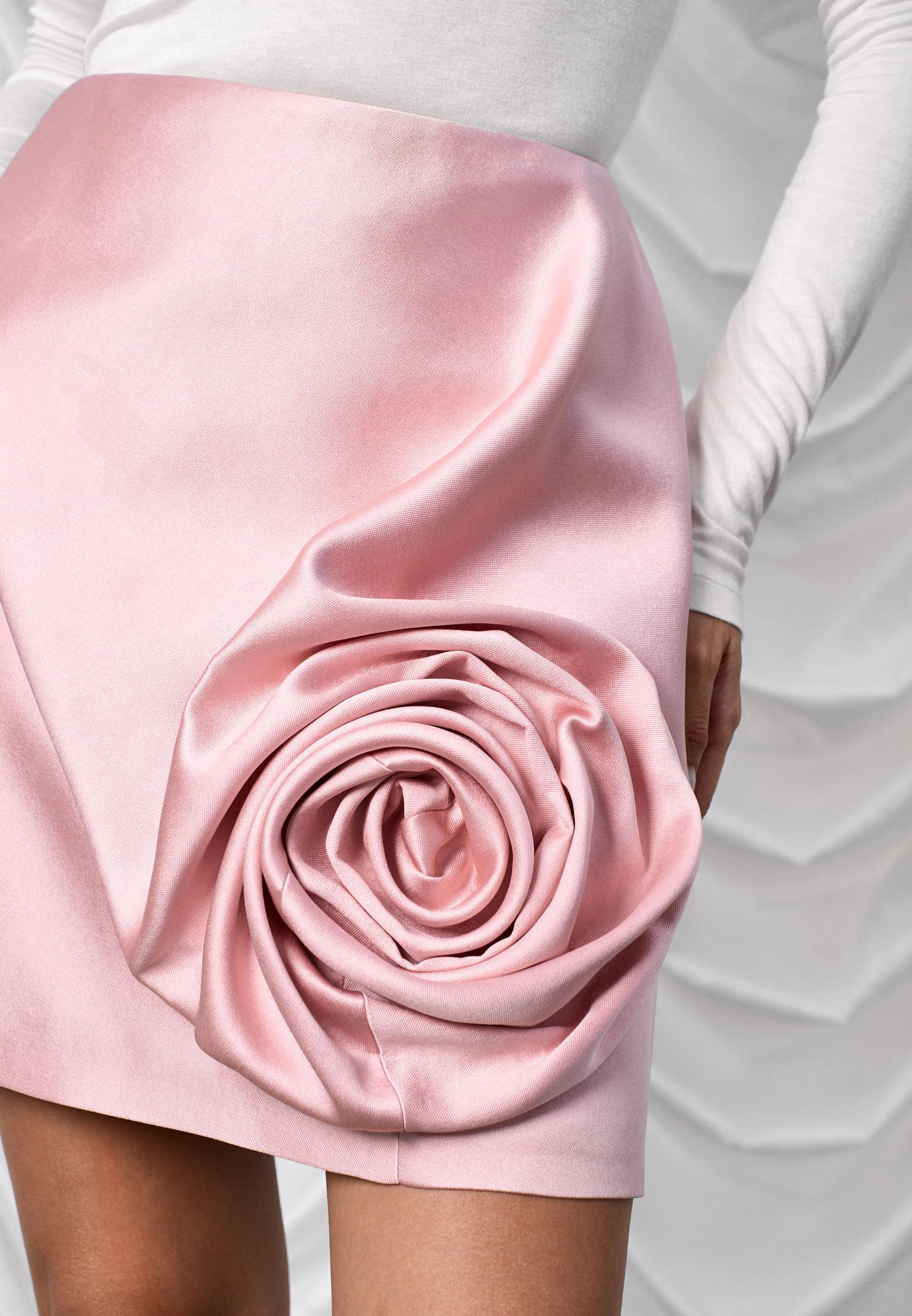 Атласная юбка с розой на бедре: язык праздника