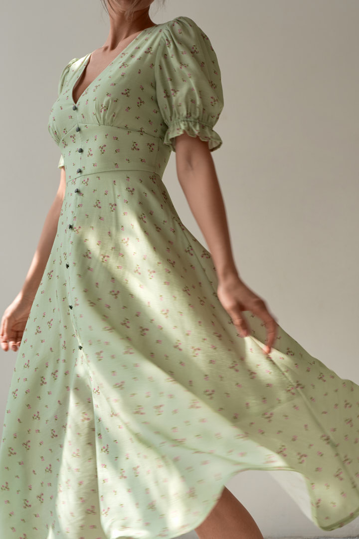 Приталенное платье миди с рукавами-фанариками и цветочным принтом