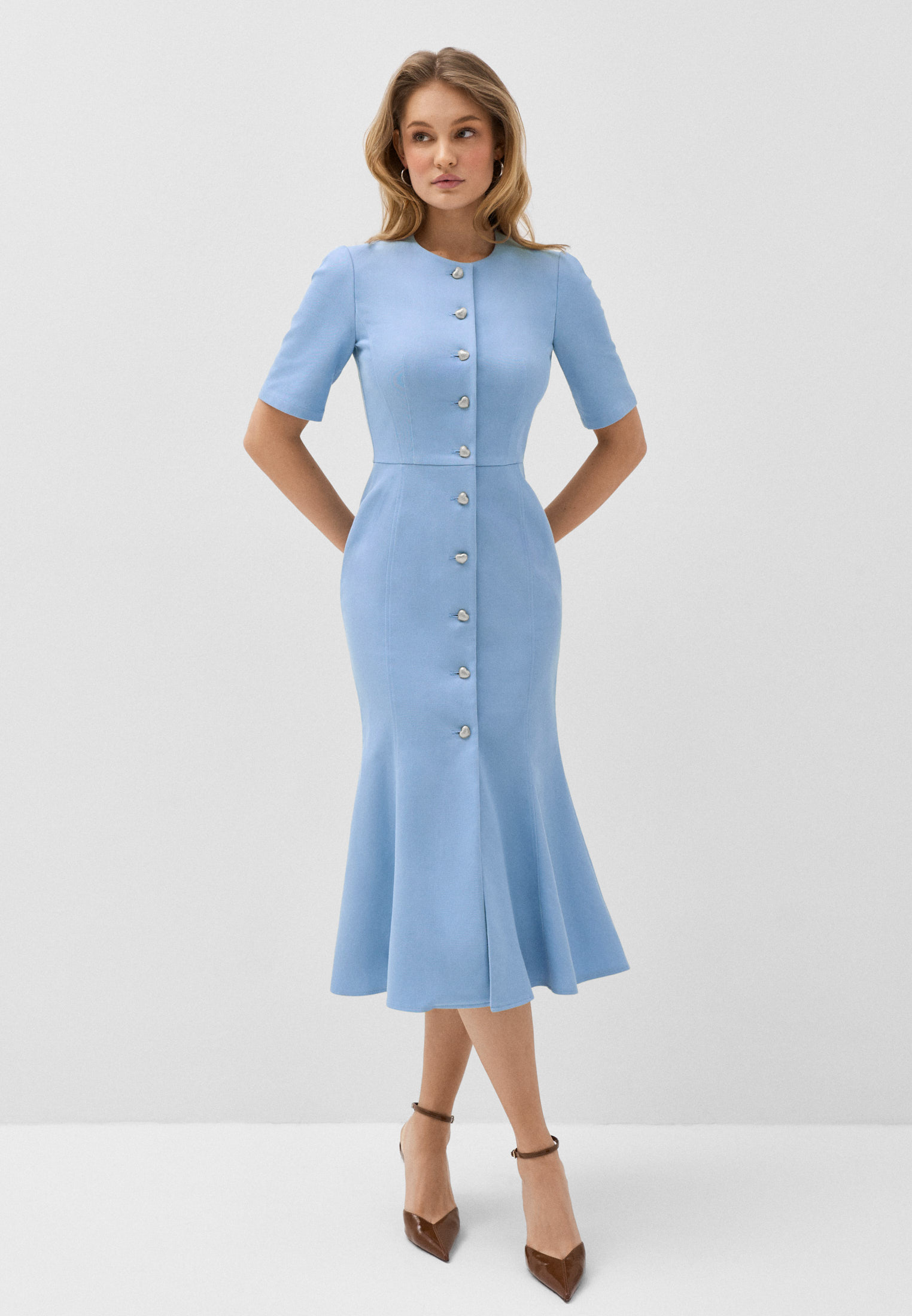 Силуэтное платье из денима на пуговицах