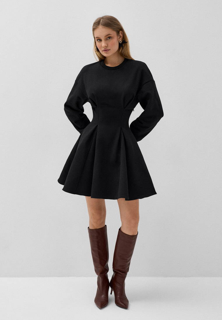 Платье из футера с защипами на талии