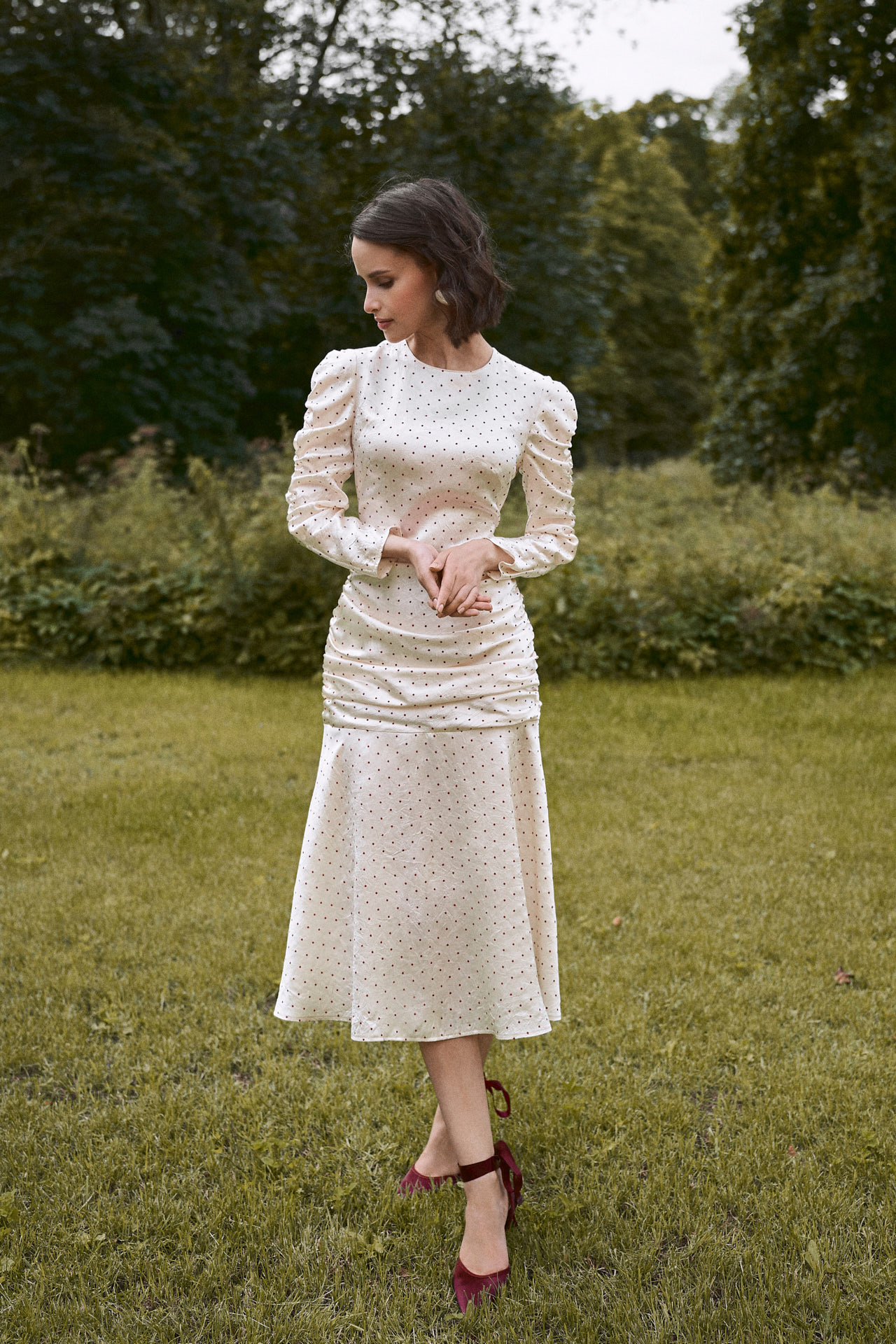 Платье со сборкой на бедрах