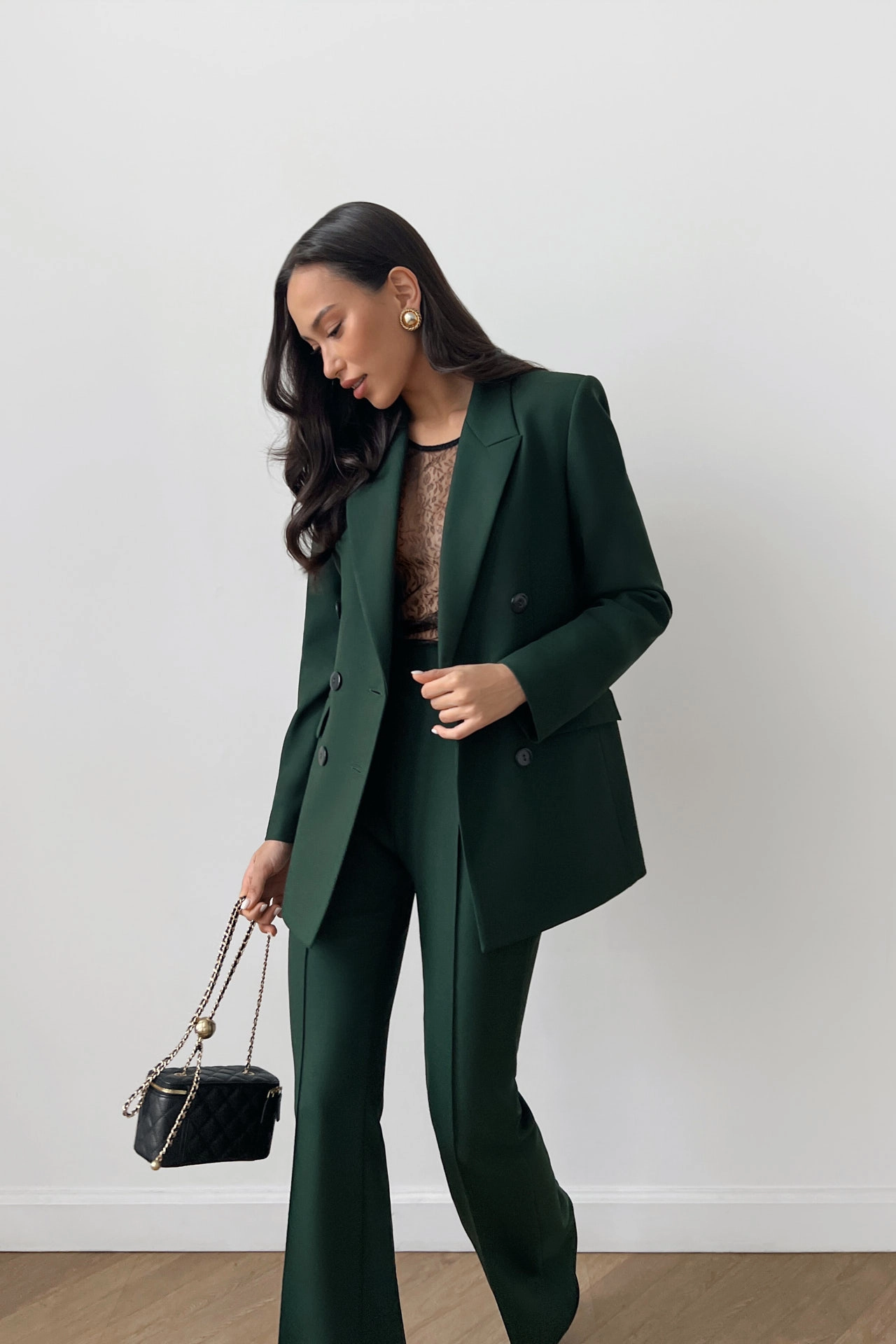 Двубортный жакет: модный тренд или классика вне времени