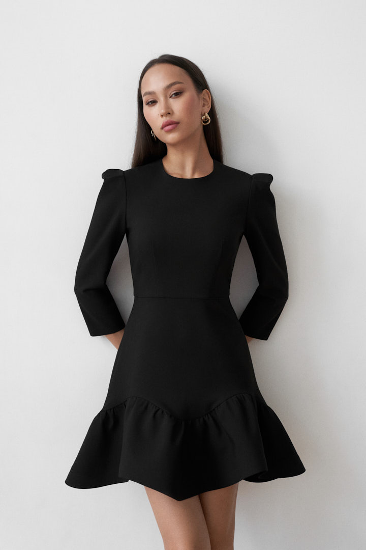 Платье мини с фигурным воланом в черном цвете