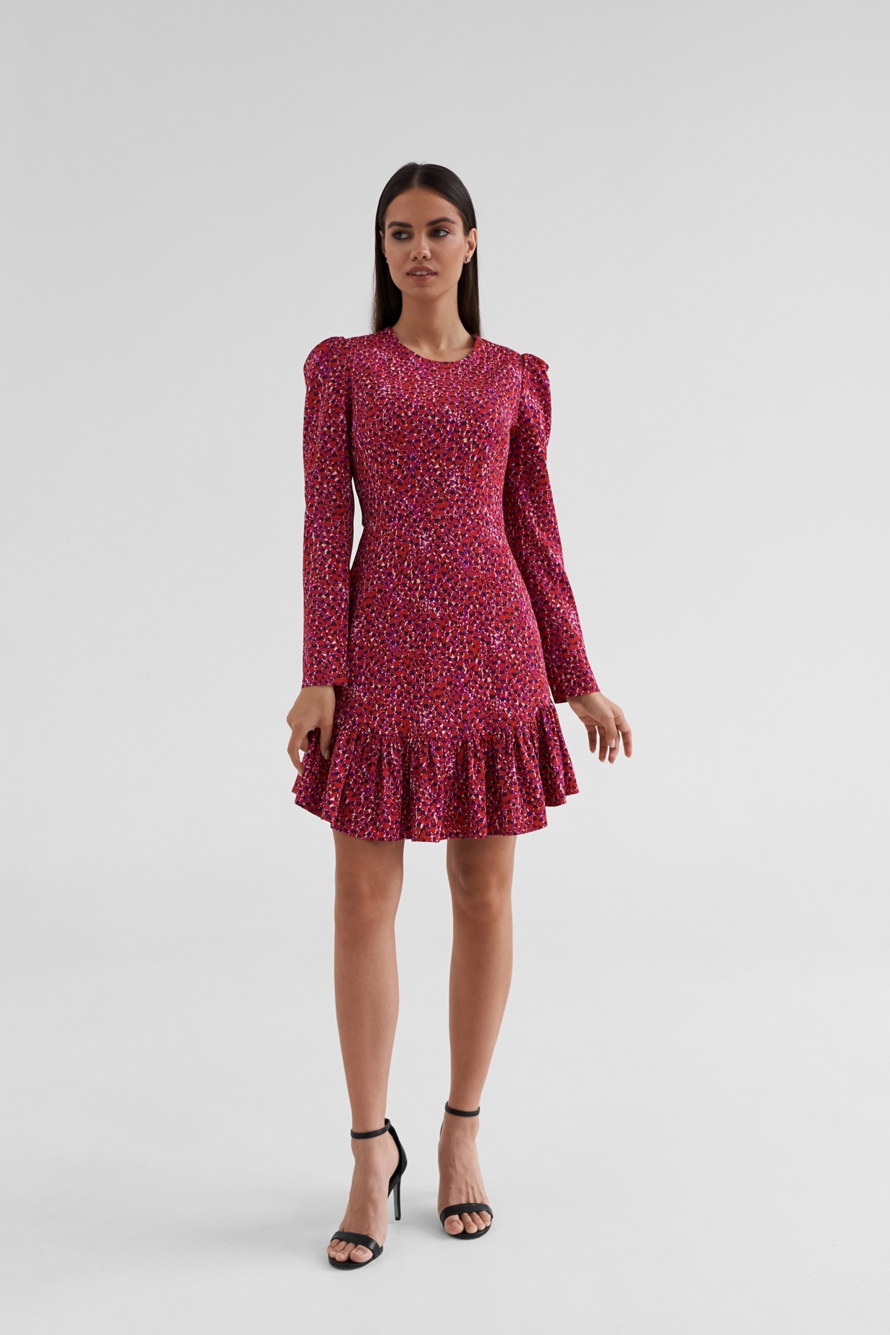 Приталенное платье мини с воланом и красочным принтом